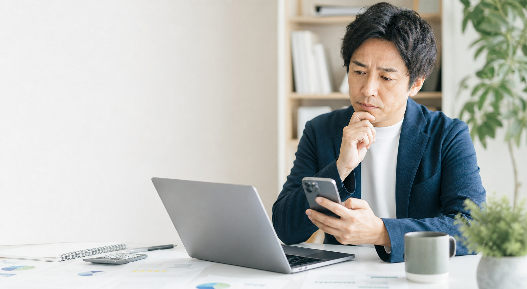 公式LINE運用の費用や画面を確認している事業者のイメージ